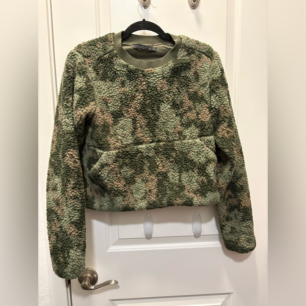 PrAna Olive and Tan lined Pullover w pockets